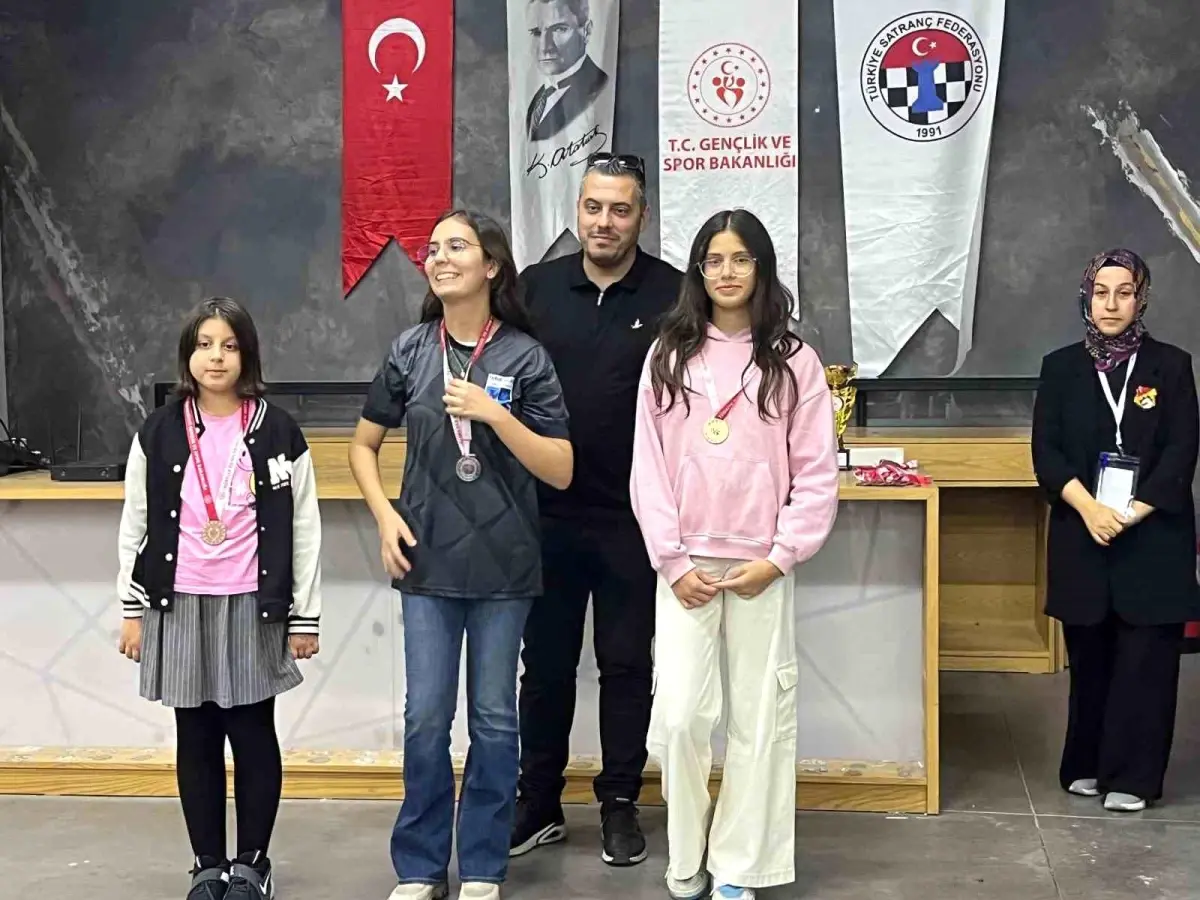 İzmir’de Satranç Turnuvasında Çeşme Belediyespor’un Başarısı