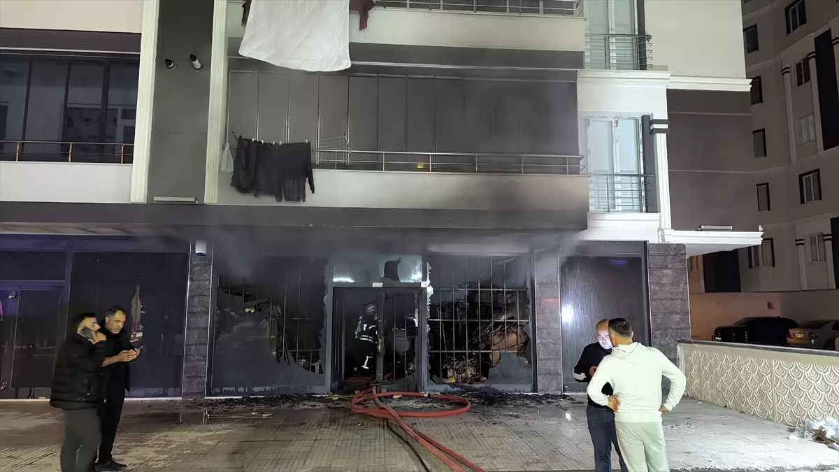 Çorum’da AVM Depo Yangını Kontrol Altına Alındı