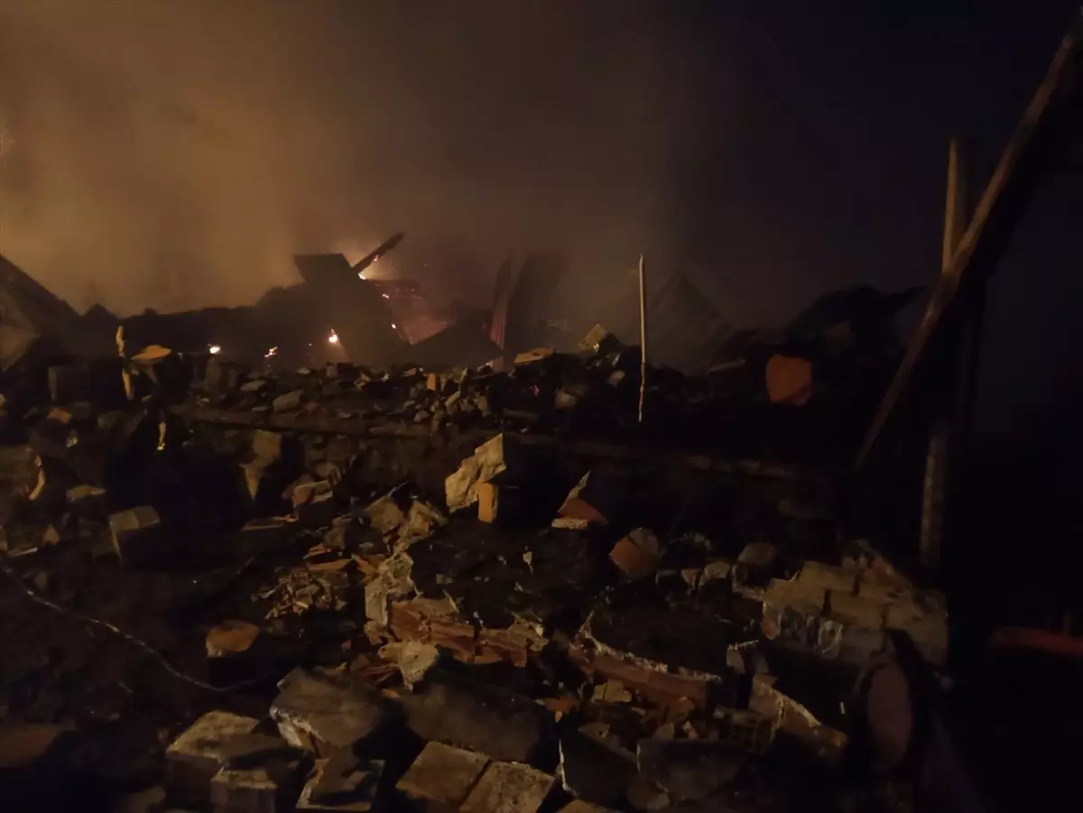 Çorum’da Yangın: 3 Ev Kullanılmaz Hale Geldi