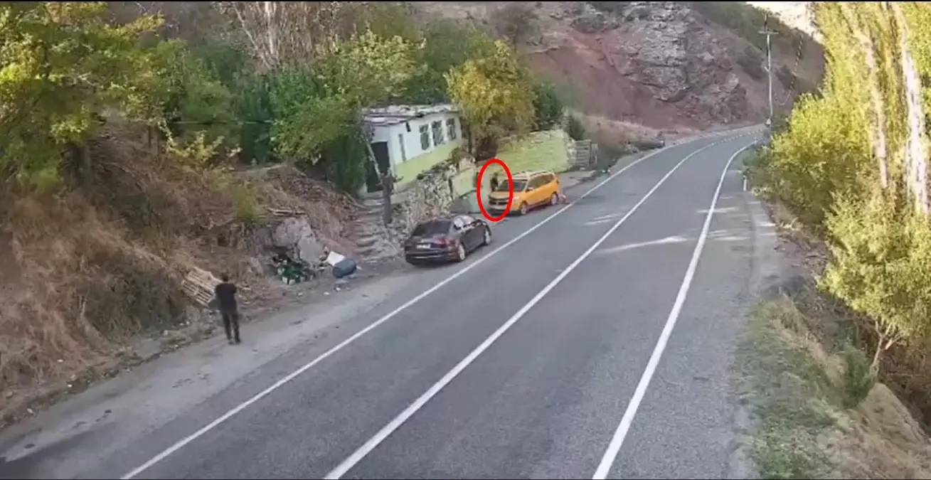 Dağdan Kopan Kaya Parçasından Son Anda Kurtuldu