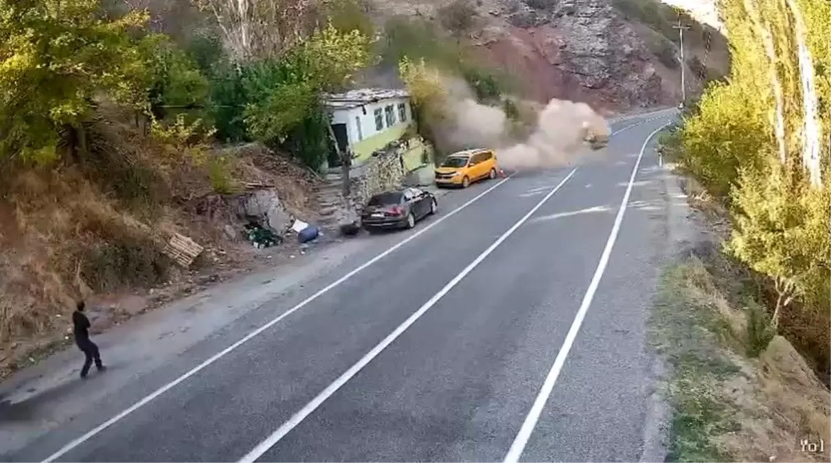 Tunceli’de Dağdan Yuvarlanan Kaya Parçası Facianın Eşiğinde