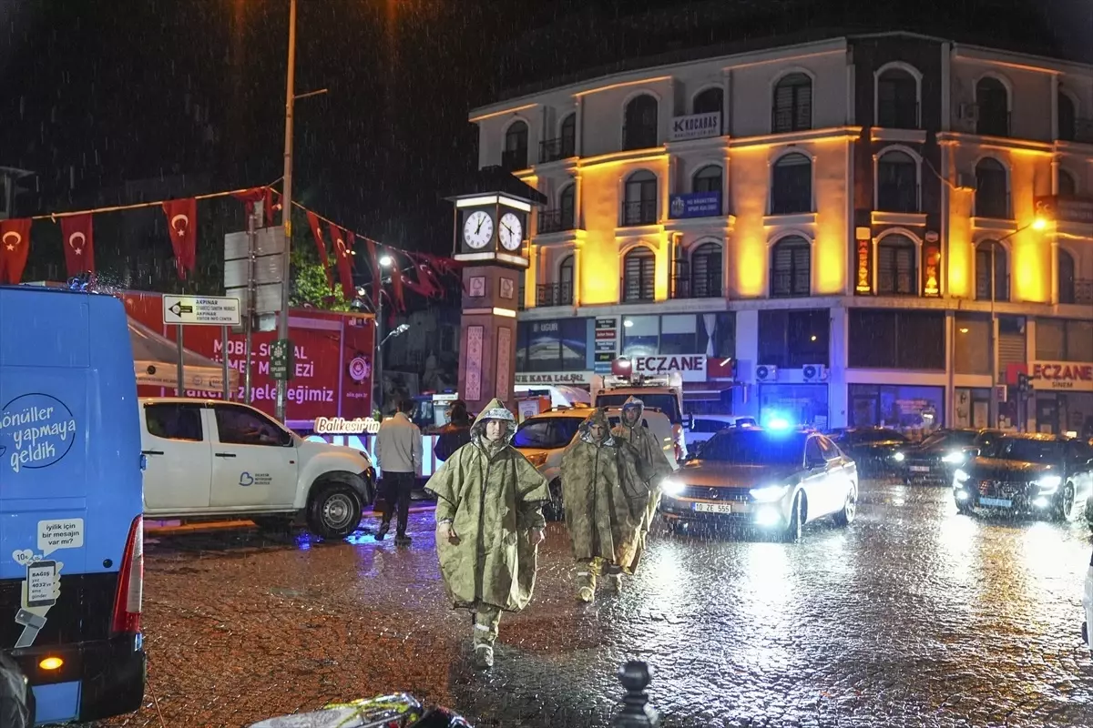 Deprem Bölgesinde Sağanak Çalışmaları Olumsuz Etkiliyor