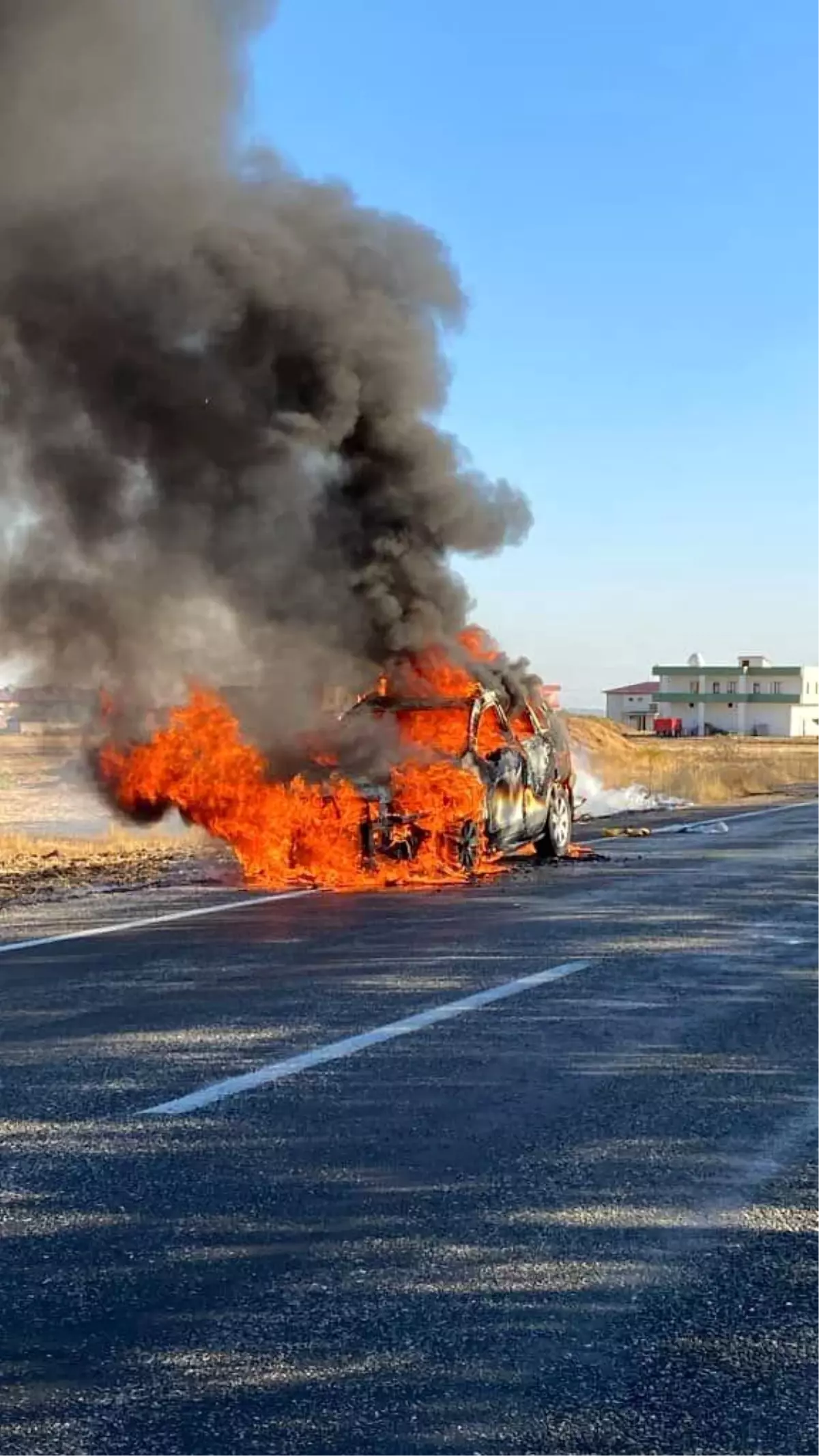 Araç Alev Aldı: Sürücü Canını Zor Kurtardı