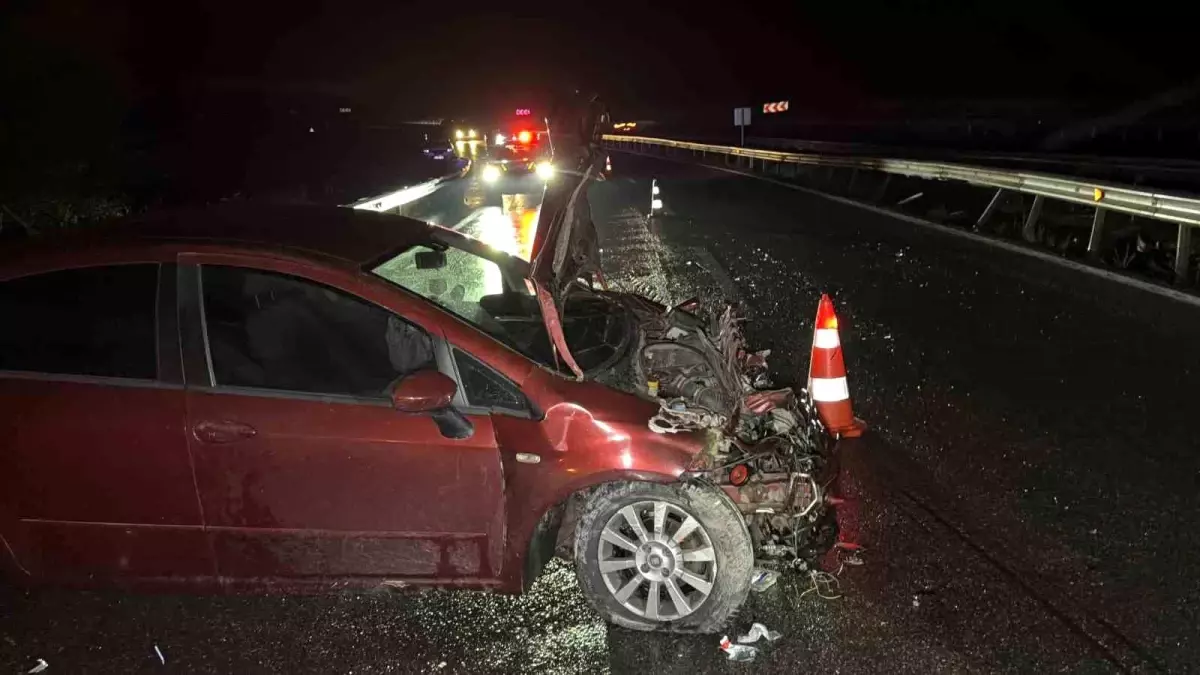 Düzce’de Yağmur Nedeniyle Otomobil Bariyerlere Çarptı