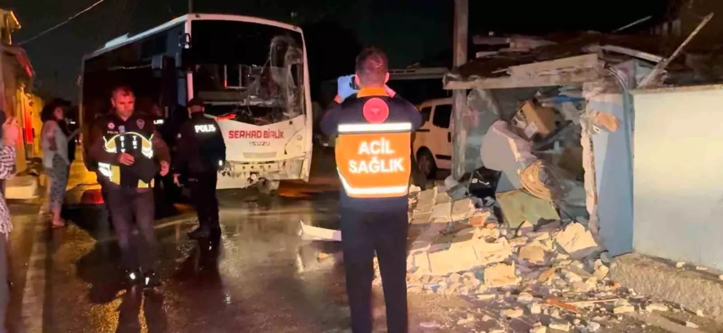 Alkollü Sürücü Minibüsle Eve Çarptı