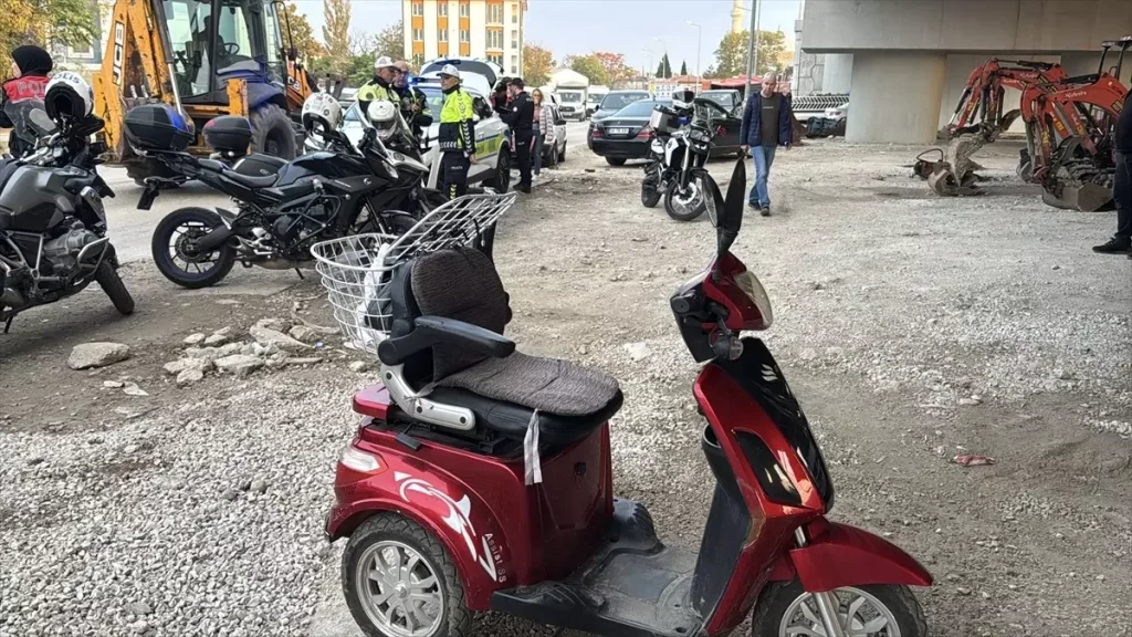 Edirne’de Otomobille Çarpışan Elektrikli Bisiklet Sürücüsü Ağır Yaralandı