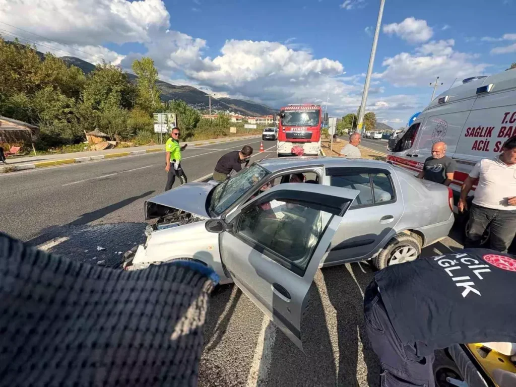 Edremit’te Çift Taraflı Trafik Kazası: 2 Yaralı