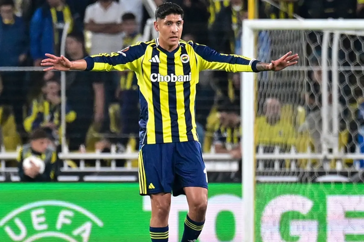 Fenerbahçe’de İki Futbolcu Kadro Dışı Bırakıldı