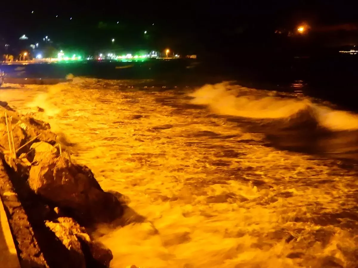 Erdek Körfezi’nde Fırtına Tekneleri Kıyıya Vurdu