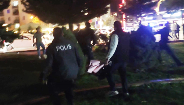 Parkta Eski ve Yeni Sevgili Kavga Etti