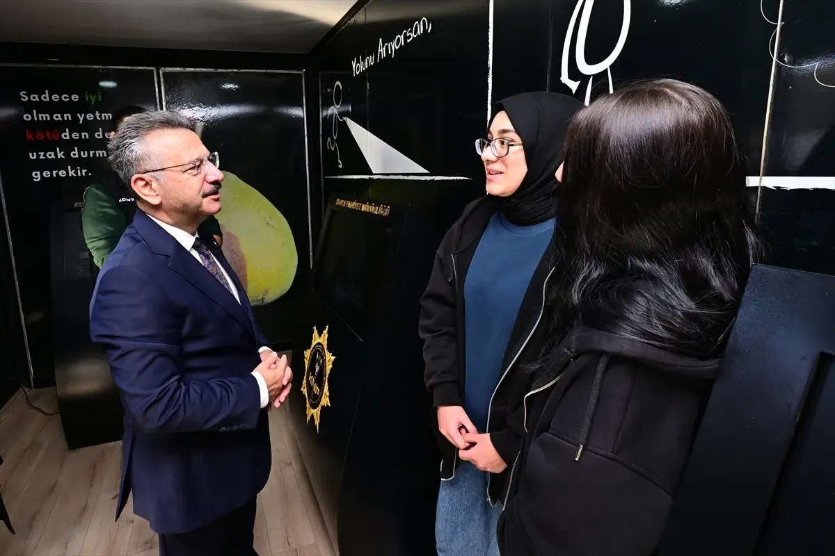 Eskişehir Valisi Aksoy, Narko Tırını Ziyaret Etti