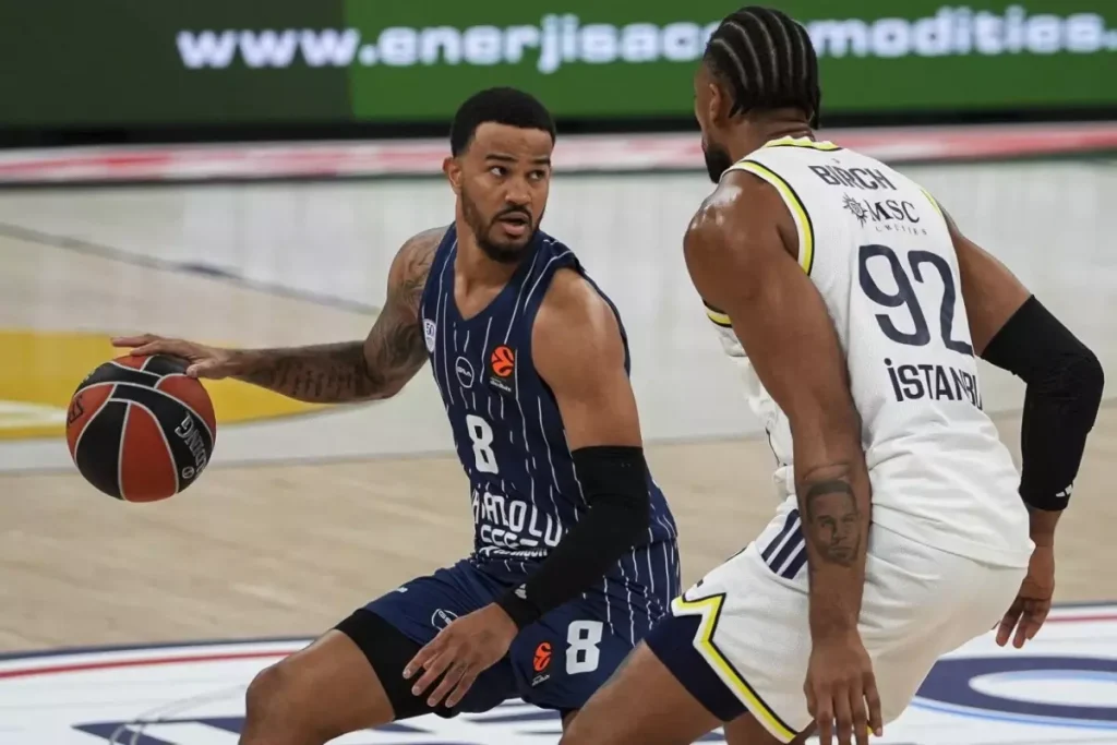 Fenerbahçe Beko, EuroLeague’de Anadolu Efes’i Deplasmanda Mağlup Etti