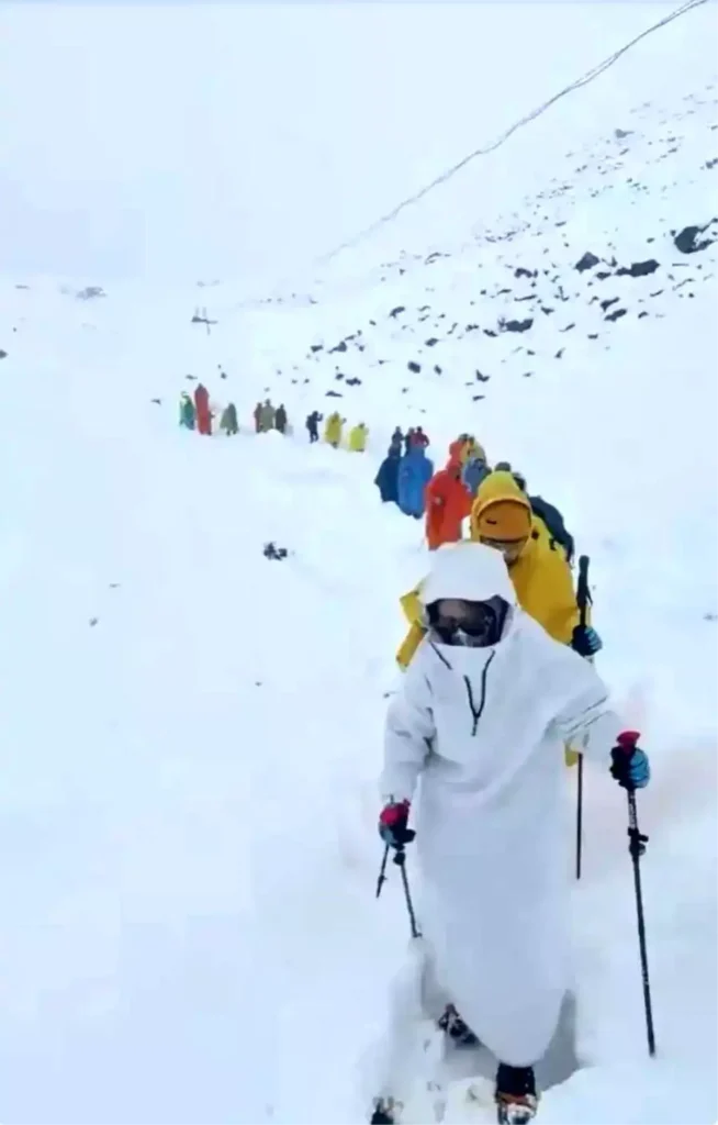 Everest Kar Fırtınası: Bin Kişi Mahsur Kaldı