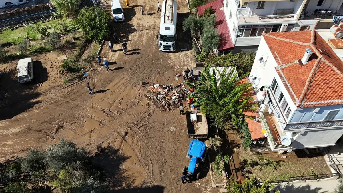 Foça’da Temizlik Çalışmaları Hız Kesmeden Devam Ediyor