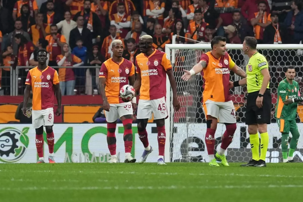 Galatasaray Derbide 10 Kişi Kaldı