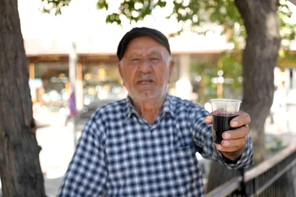 Gaziantep’in 86 Yaşındaki Usta Karadut Suyu Ustası