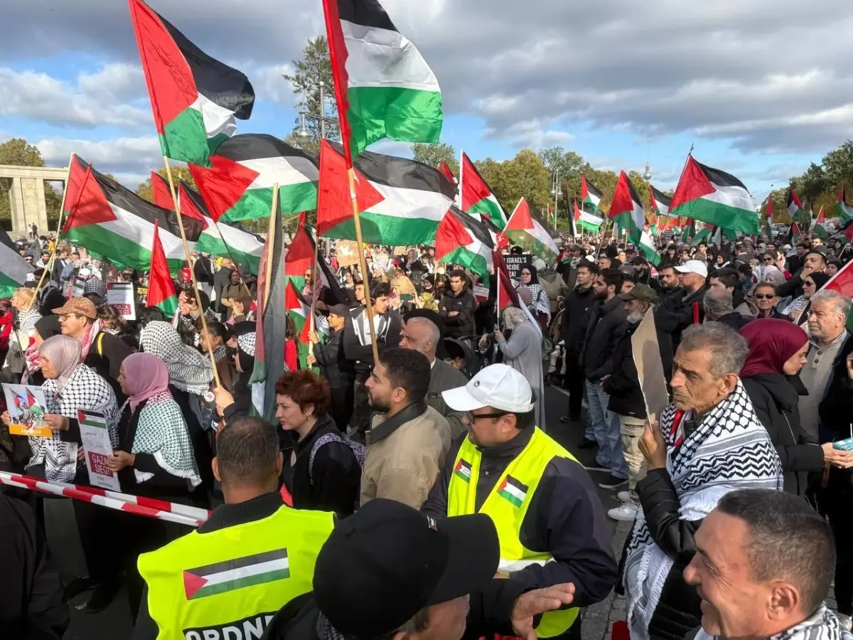 Berlin’de Binlerce Kişi Filistin’e Destek İçin Gösteri Düzenledi