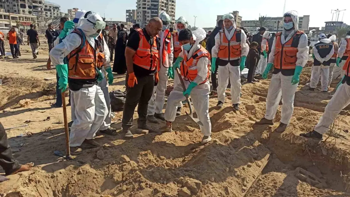 Gazze Şeridi’nde İsrail Saldırıları Sonrası Toplu Mezardan Çıkarılan Cenazeler