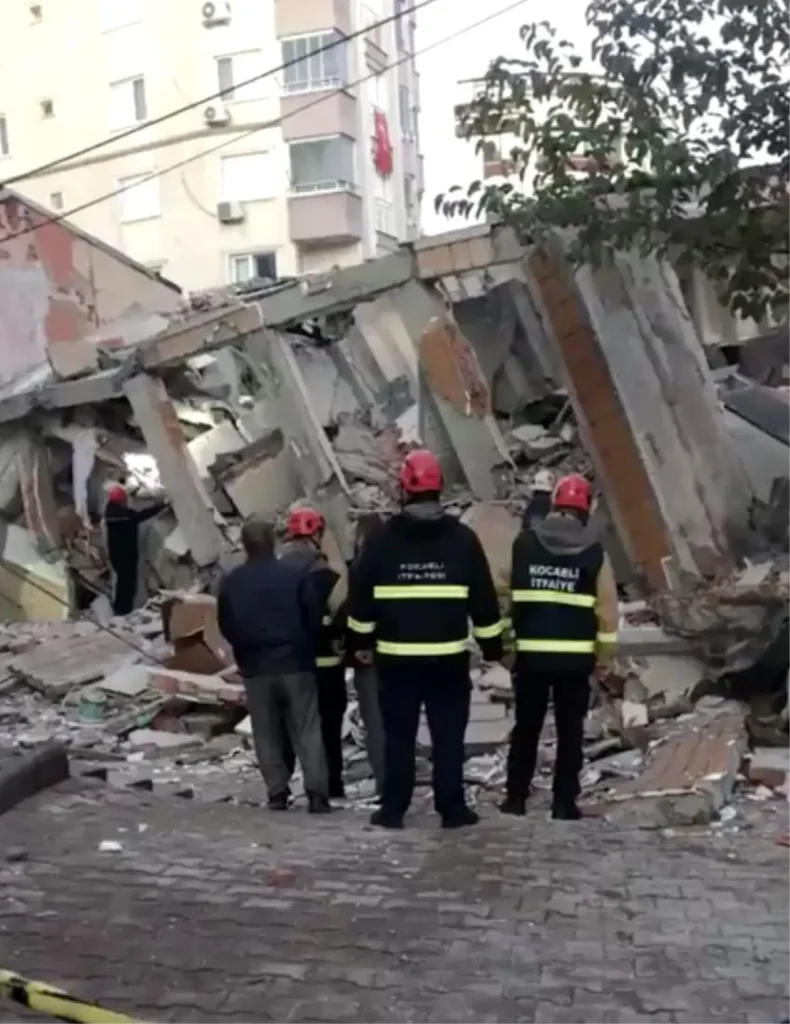 Kocaeli Gebze’de 6 Katlı Bina Çöktü: Arama Kurtarma Çalışmaları