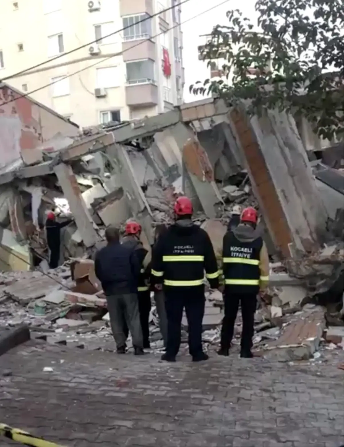 Kocaeli Gebze’de 6 Katlı Bina Çöktü: Arama Kurtarma Çalışmaları