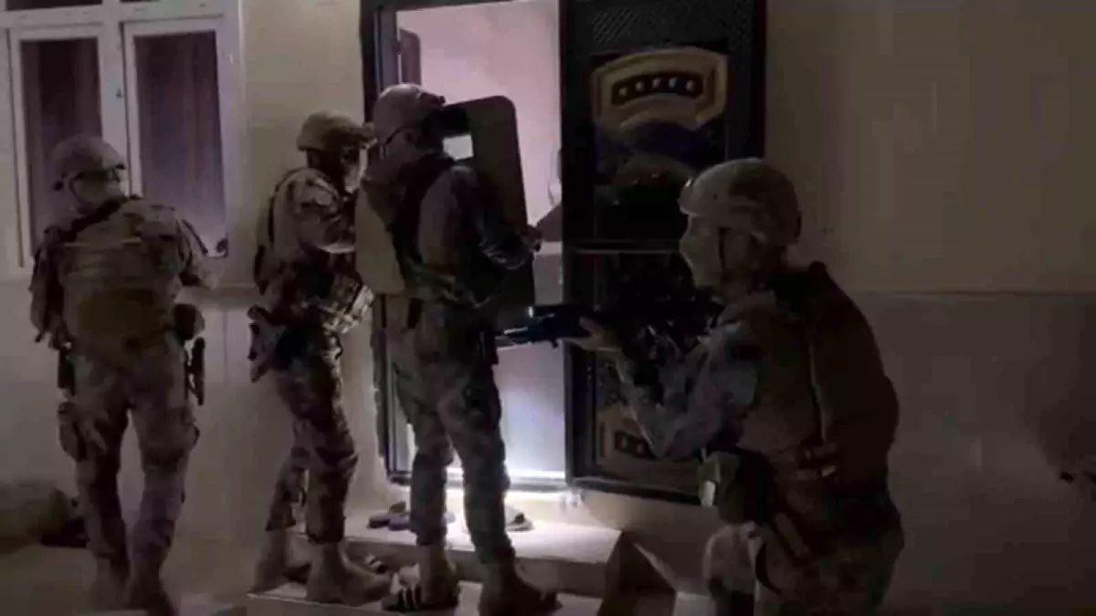 “Göçmen Kaçakçılarına Şafak Operasyonu: 10 Kişi Tutuklandı”