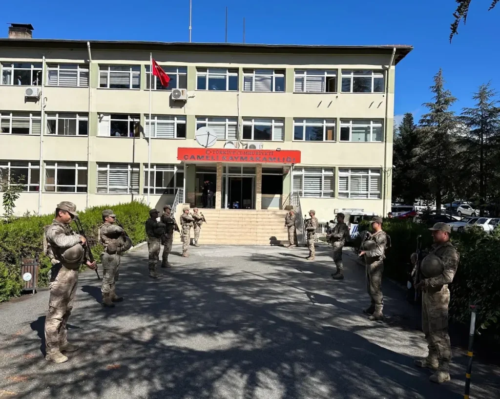 Gündüzleri Çobanlık, Geceleri Kablo Hırsızlığı