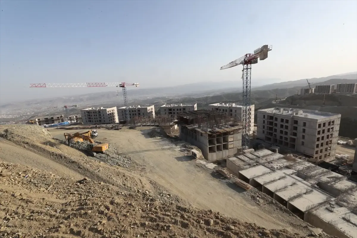 “Hatay’da Deprem Sonrası Afet Konutları İnşası Sürüyor”