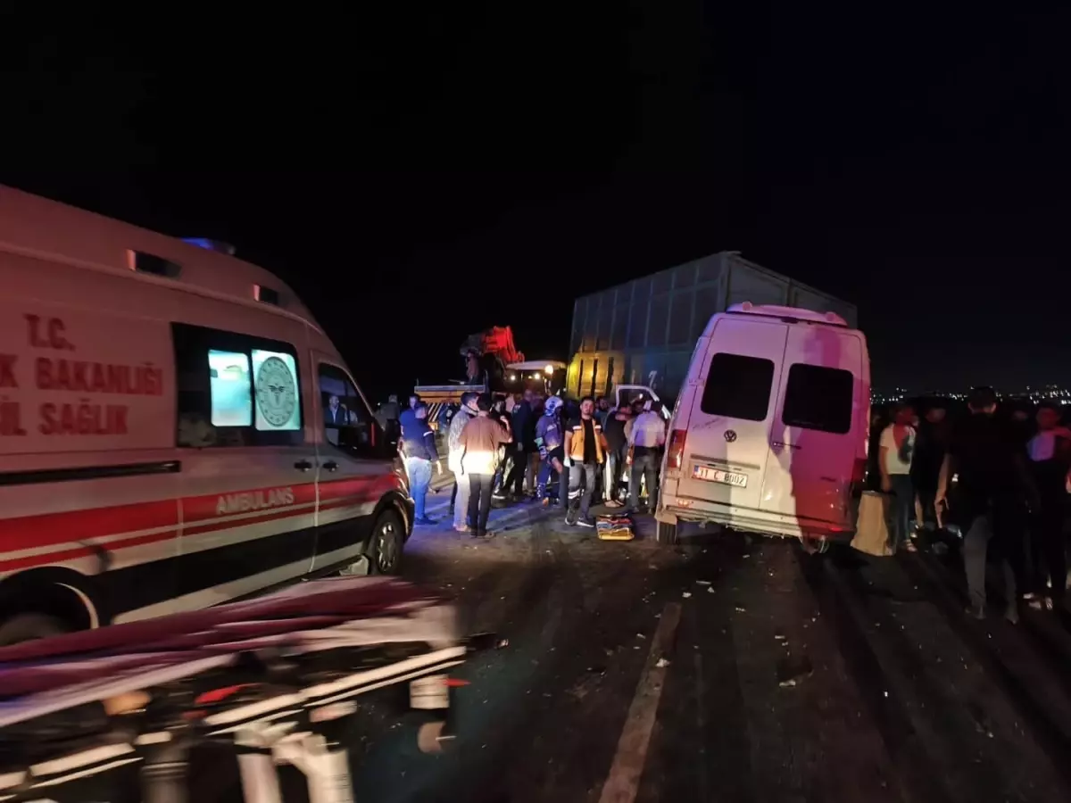 “Trafik Kazası: 14 İşçi Yaralandı”