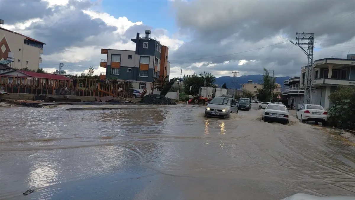 “Hatay’da Sağanak ve Rüzgar: Çatılar Uçtu, Yollar Sularla Doldu”