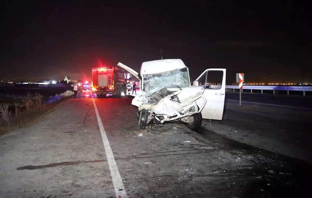 Trafik Kazasında Yaralanan Genç Kız Hastanede Hayatını Kaybetti