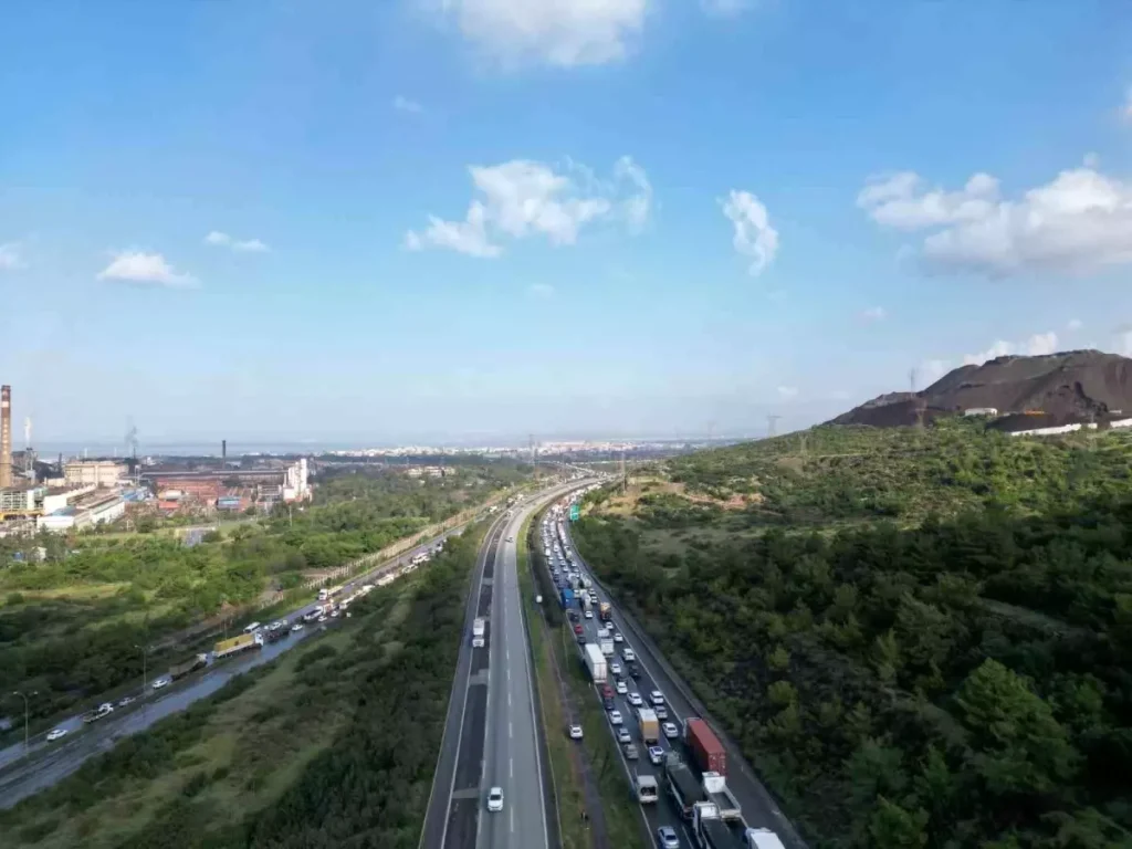 Hatay’da Heyelan Otoyolu Kapattı, Trafik Çileye Dönüştü