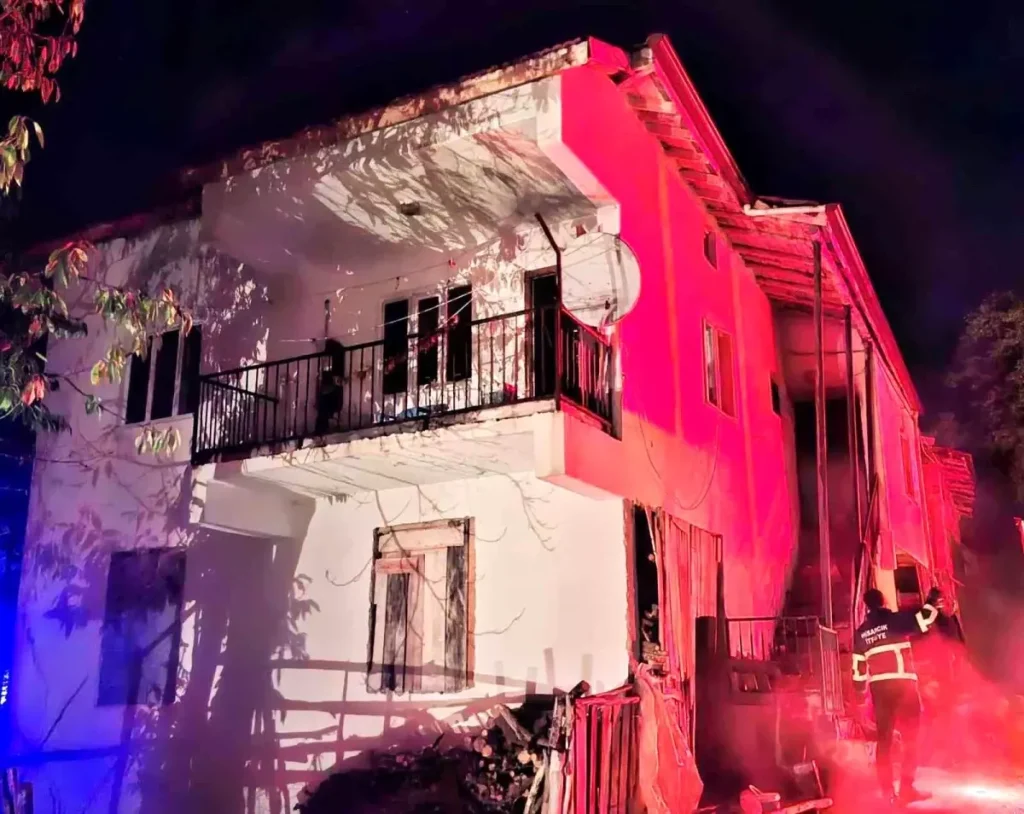 Kütahya’da Ev Yangını İtfaiye Ekiplerince Kontrol Altına Alındı