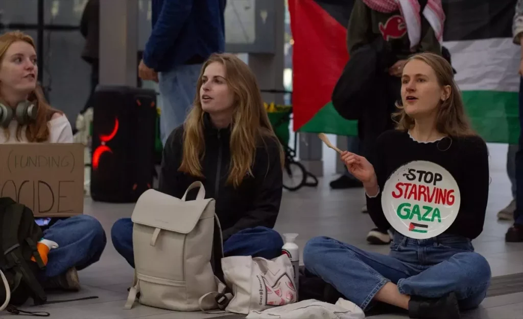 Hollanda’da 20 Tren İstasyonunda Filistin’e Destek Eylemleri