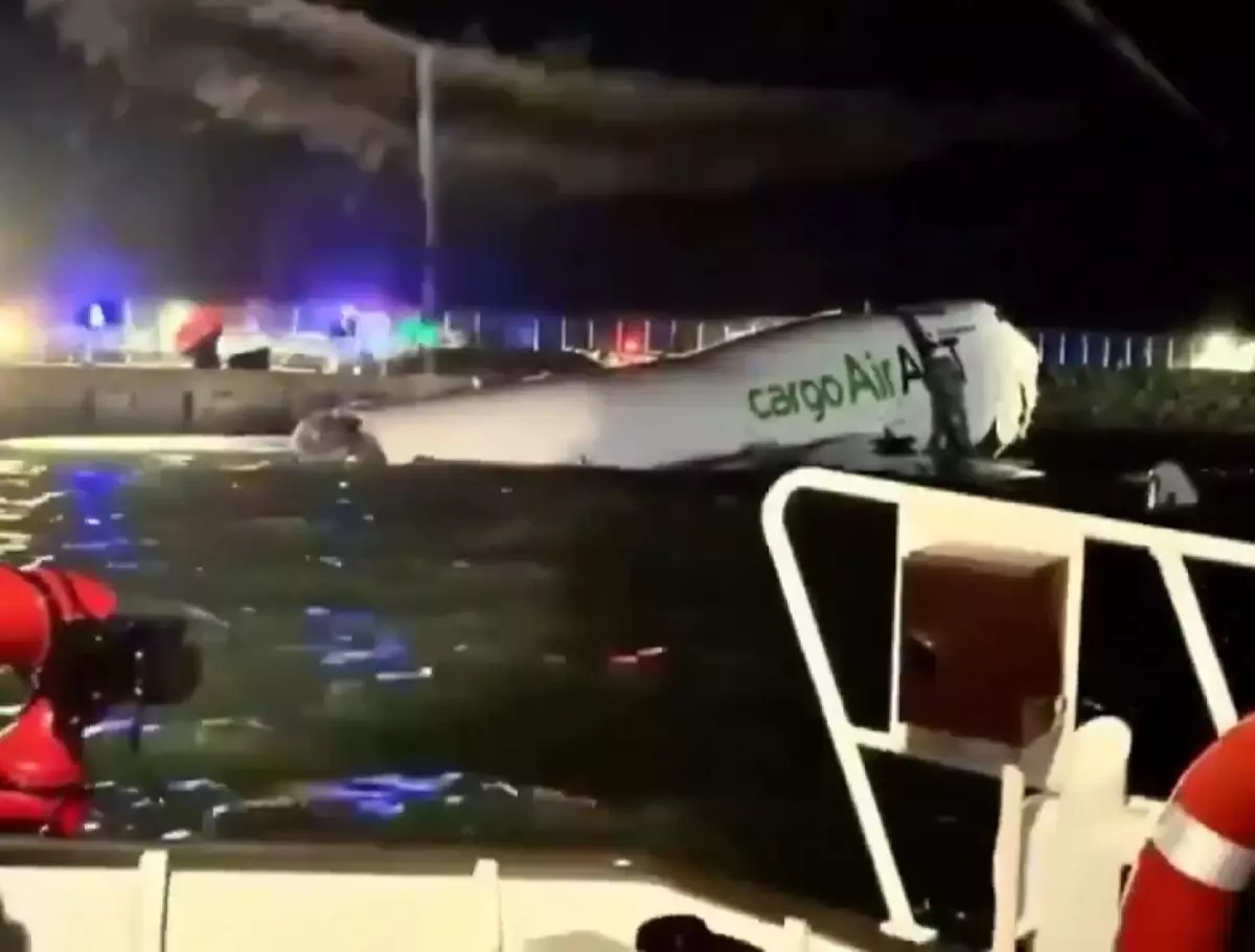 “Hong Kong’da Kargo Uçağı Pistten Çıkarak Denize Sürüklendi”