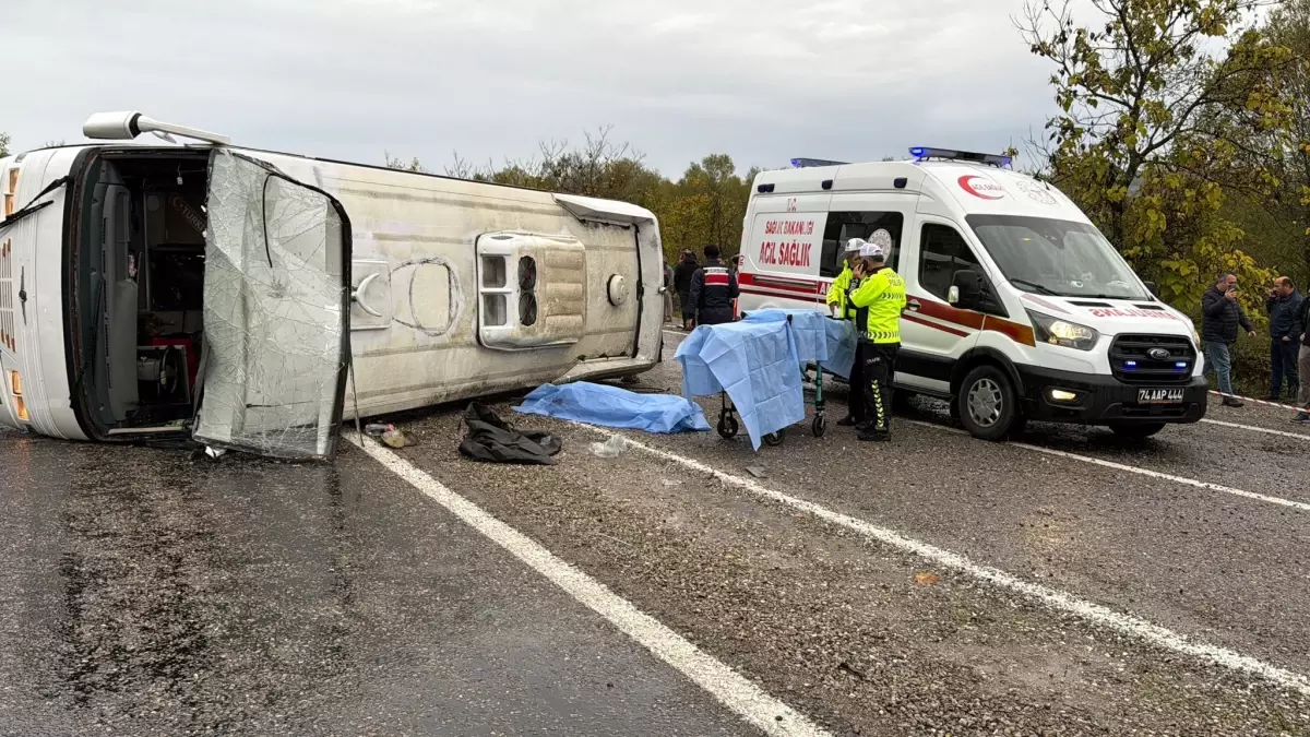 Tekstil İşçilerini Taşıyan Servis Midibüsü Devrildi: 1 Ölü