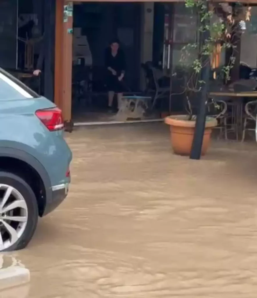 Foça’da Sağanak Sele Yol Açtı