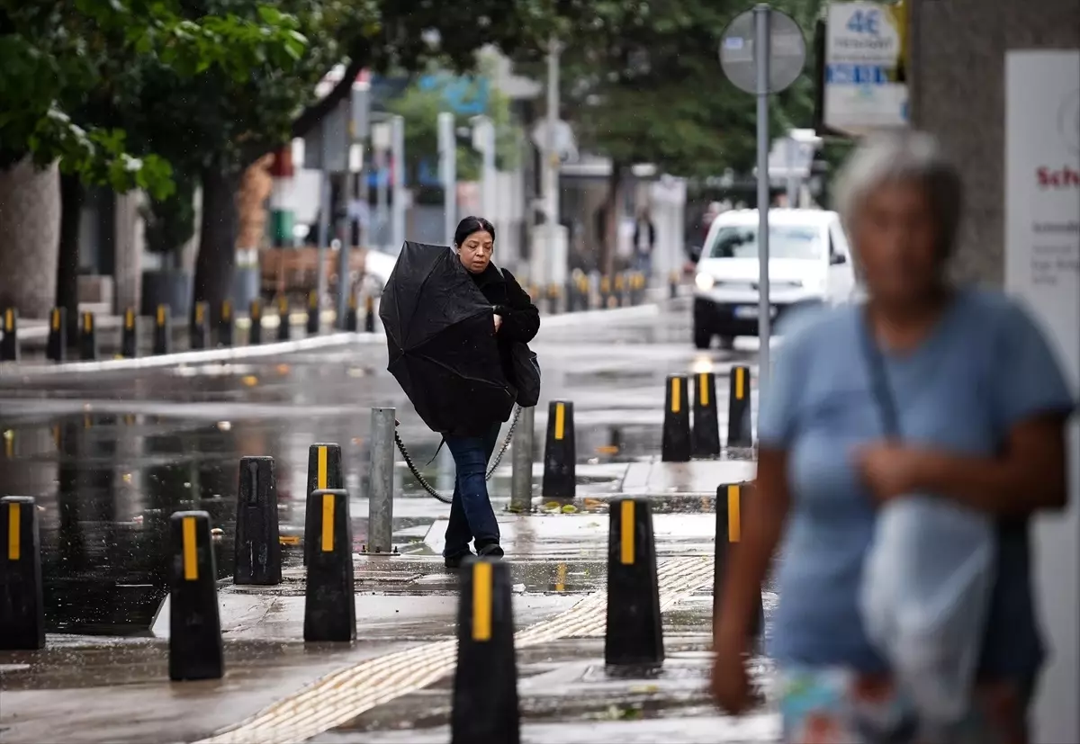 İzmir Dikili’de Sağanak Yaşamı Felç Etti