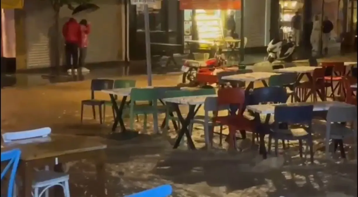 İzmir’de Sağanak Sele Dönüştü: Çeşme’de Yollar Göle Döndü