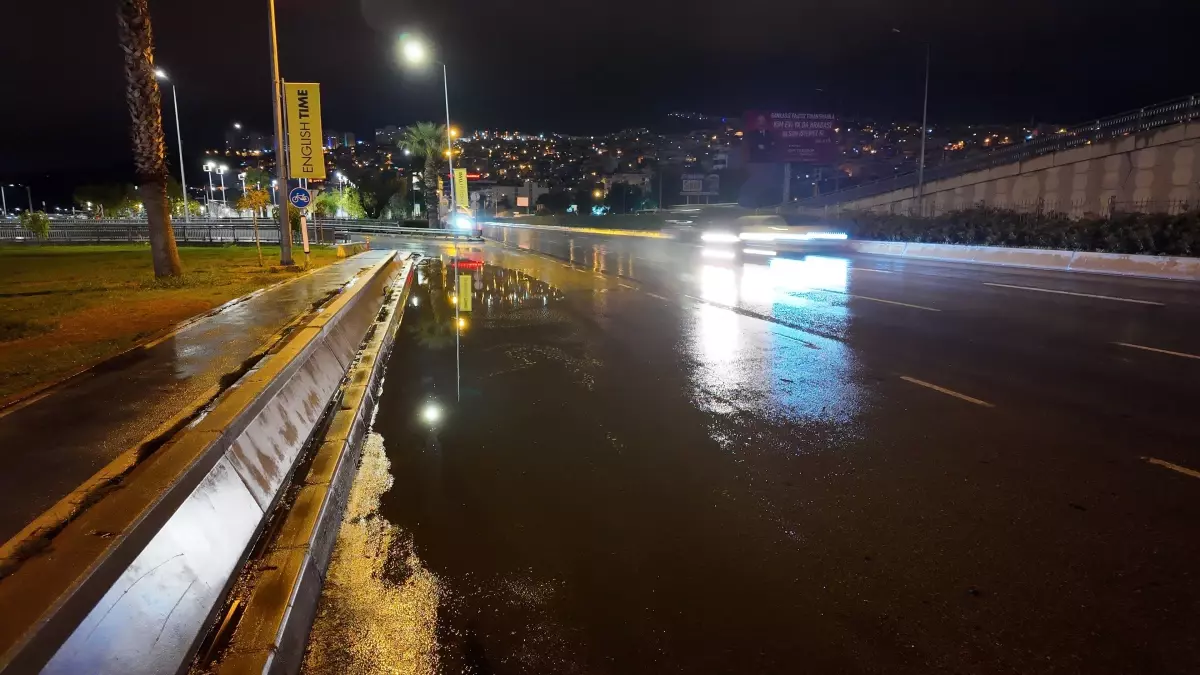 İzmir’de Sağanak Yağış Etkili Oldu: Kent Suları Boğuldu