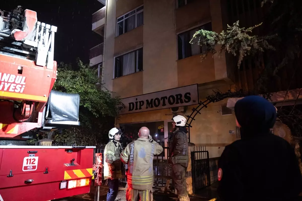 Kadıköy’de 5 Katlı Binada Yangın: 20 Kişi Dumandan Etkilendi