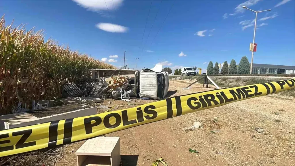 Karaman’da Kamyonet Devrildi: 2 Kişi Yaralandı