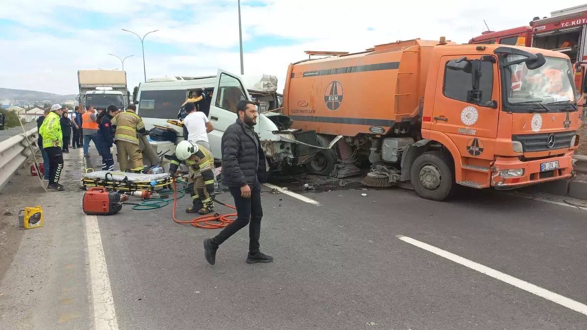 Karayolları Aracına Çarpan Motokaravan Sürücüsü Hayatını Kaybetti