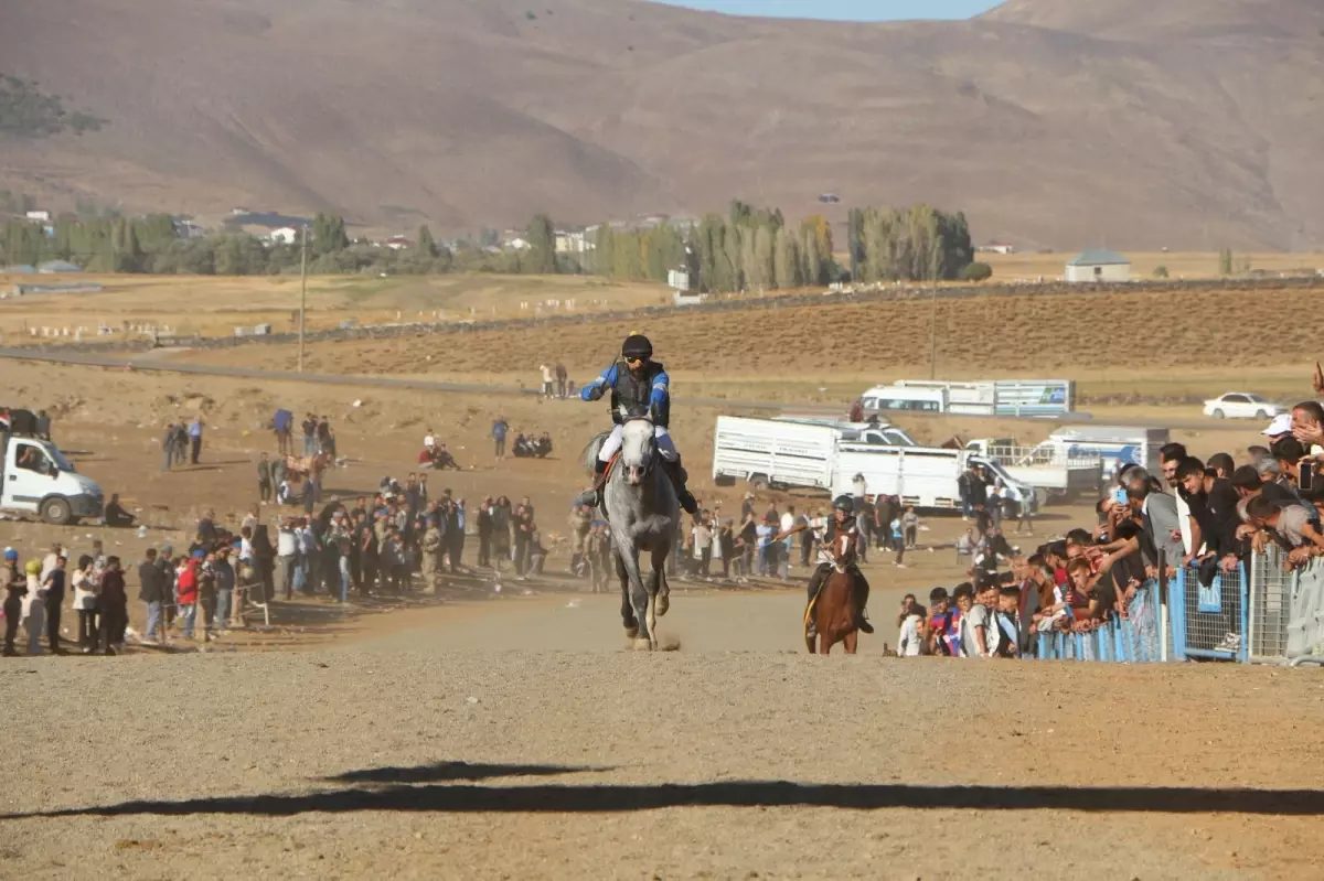 Toklular Köyünde Geleneksel At Yarışları Coşkusu