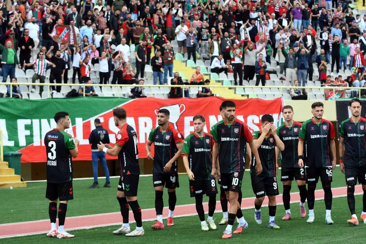 Karşıyaka, Rakiplerinin Puan Kaybıyla Zirvede Kaldı