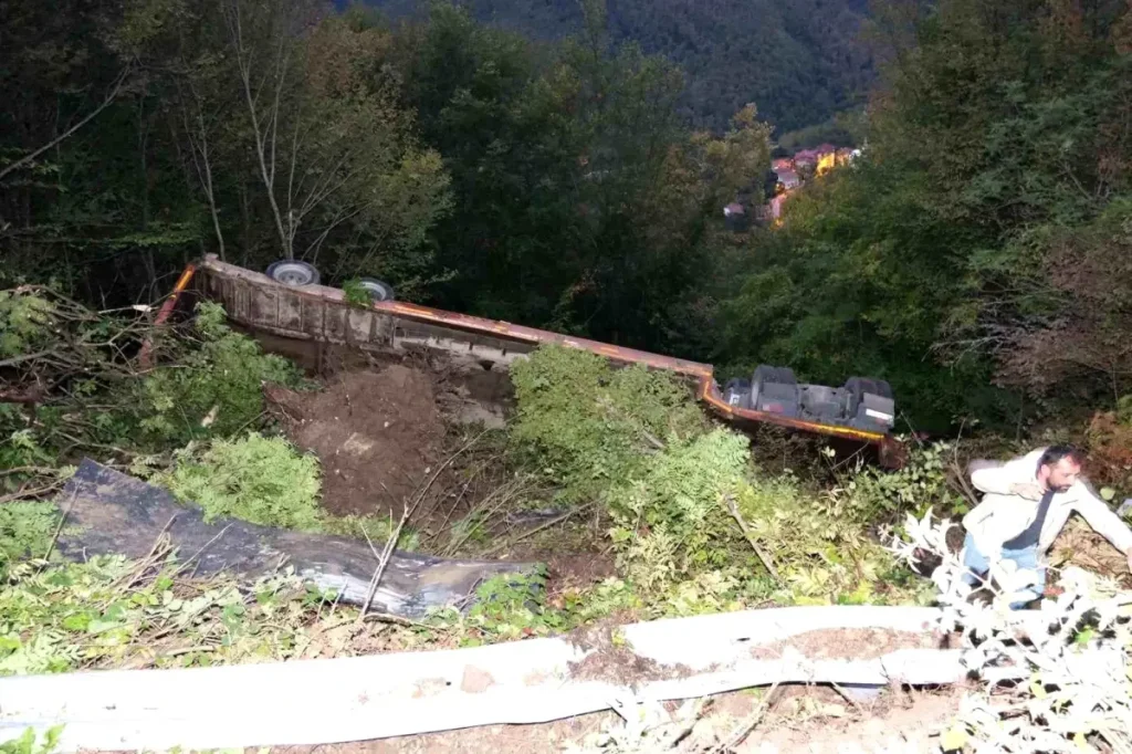 Kastamonu’da İş Makinesi Yüklü Tır Şarampole Devrildi