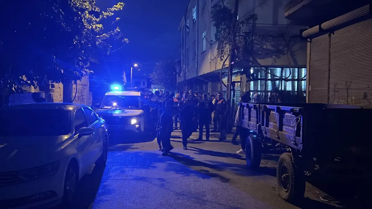 Bakkalda Bıçaklı Kavga: 1 Yaralı