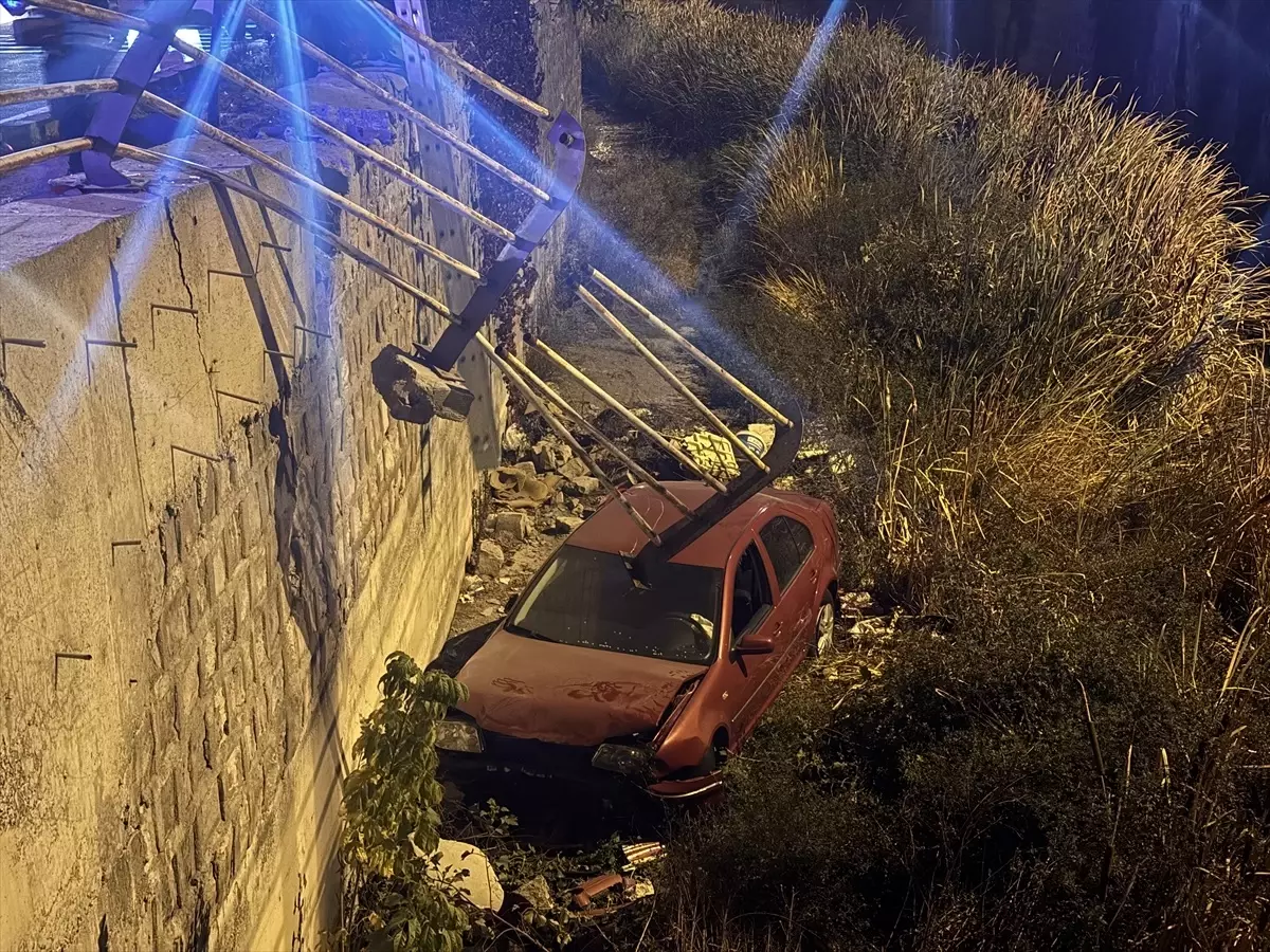 Sürücü Kanalın Kenarında Güvenle Kurtuldu