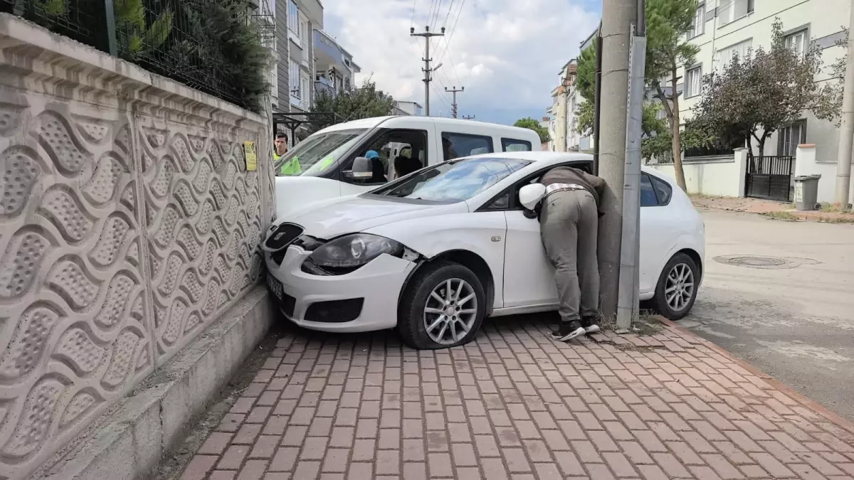 İnceleme Altında: İnegöl’de Hafif Ticari Araç ve Otomobil Çarpışması