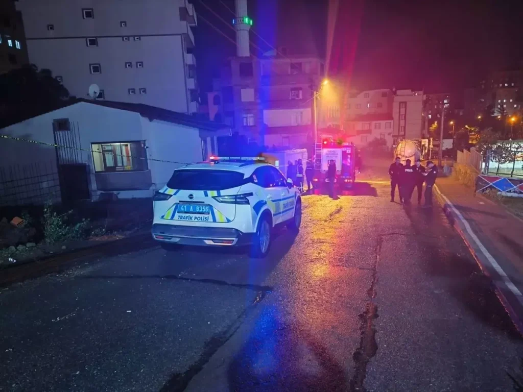 Kocaeli’de Duvar Çökmesi Sonrası Bina Tahliye Edildi