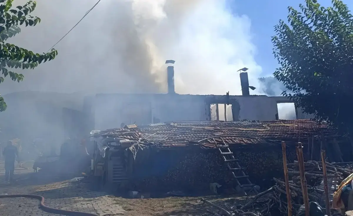 Kütahya’da Ahşap Evler Alevlere Teslim Oldu